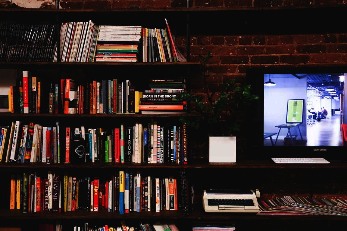 Bücherregal mit einem Computer
